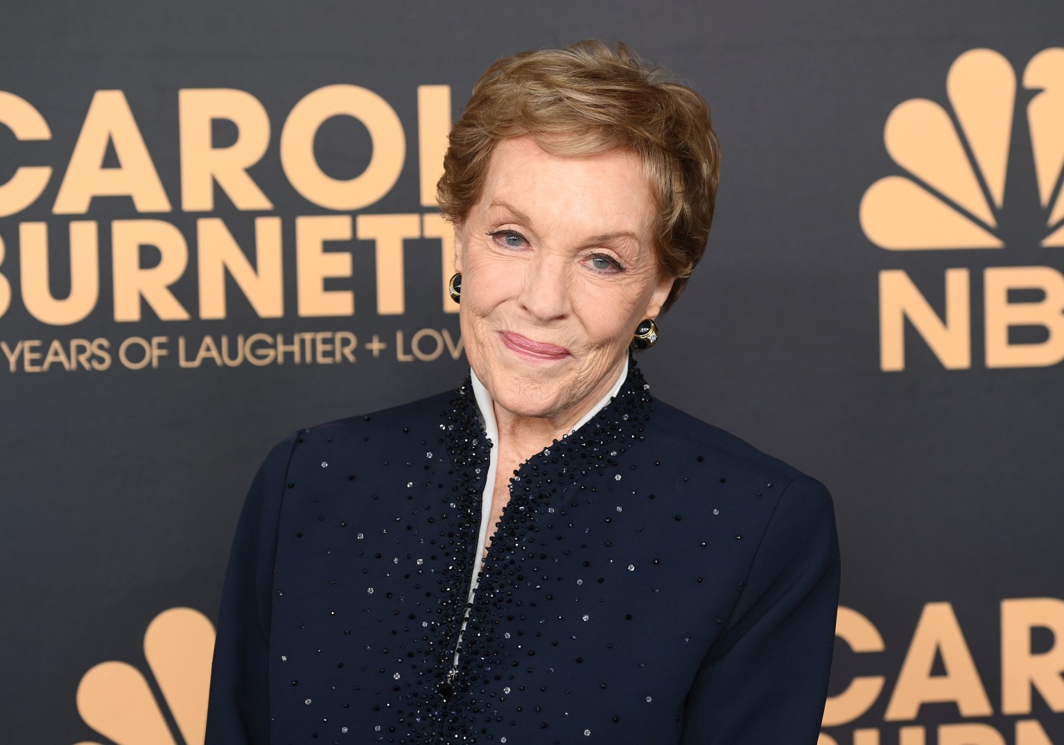 Η Julie Andrews στην έκθεση «Carol Burnett: 90 Χρόνια Γέλιου + Αγάπης» που πραγματοποιήθηκε στο Avalon Hollywood στις 2 Μαρτίου 2023 στο Λος Άντζελες της Καλιφόρνια.