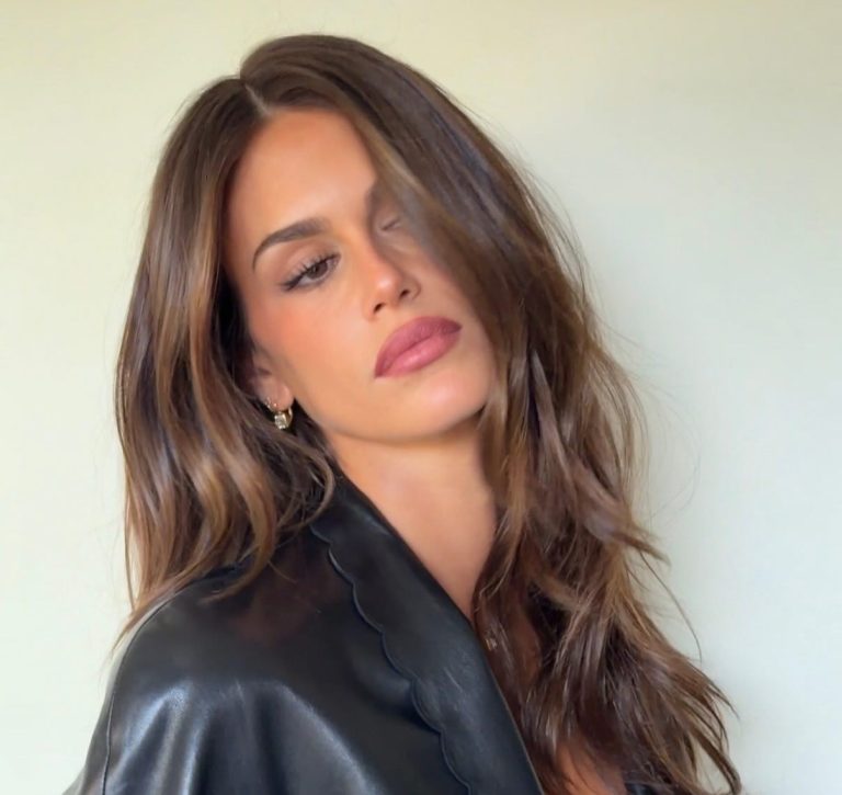 H Kaia Gerber με τέλειο blowout στα μαλλιά