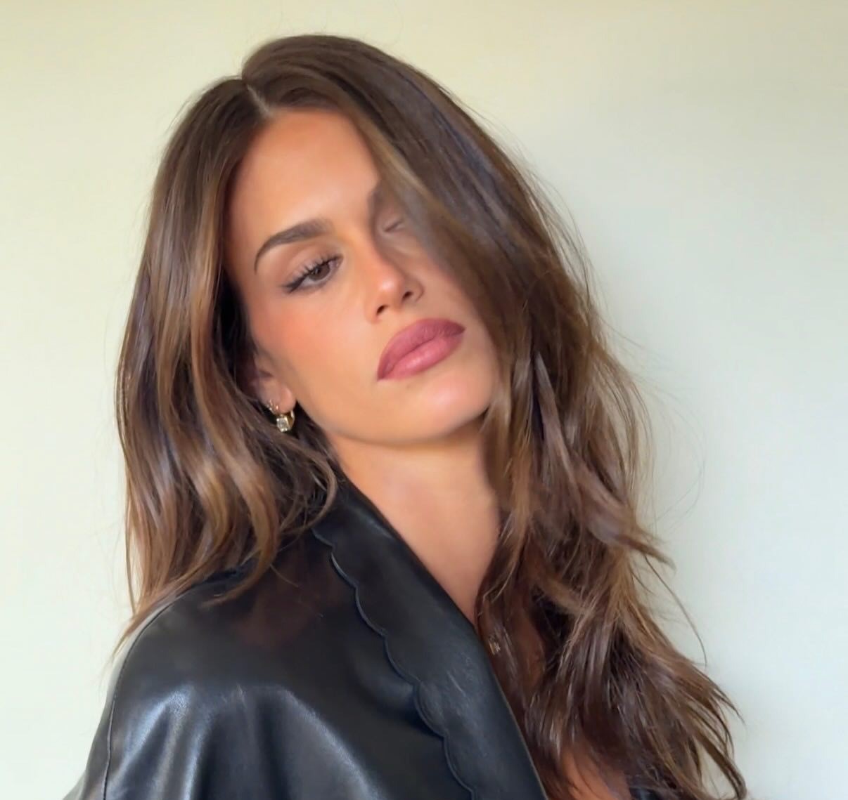 H Kaia Gerber με τέλειο blowout στα μαλλιά
