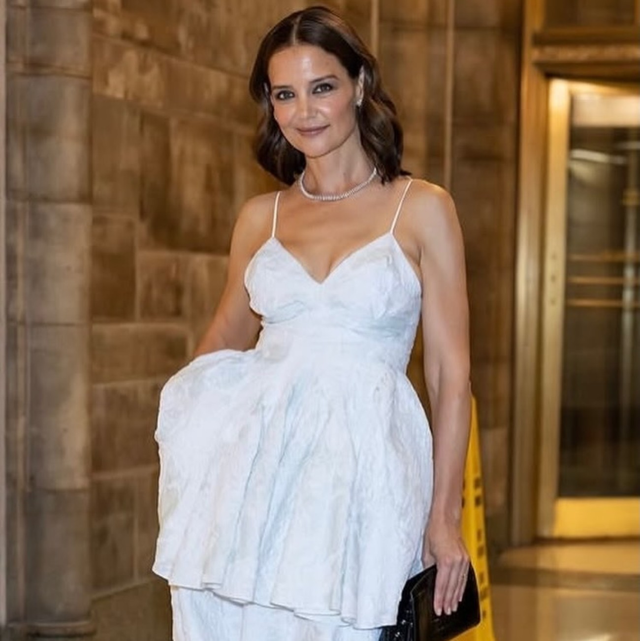 Η katie holmes με λευκό φόρεμα