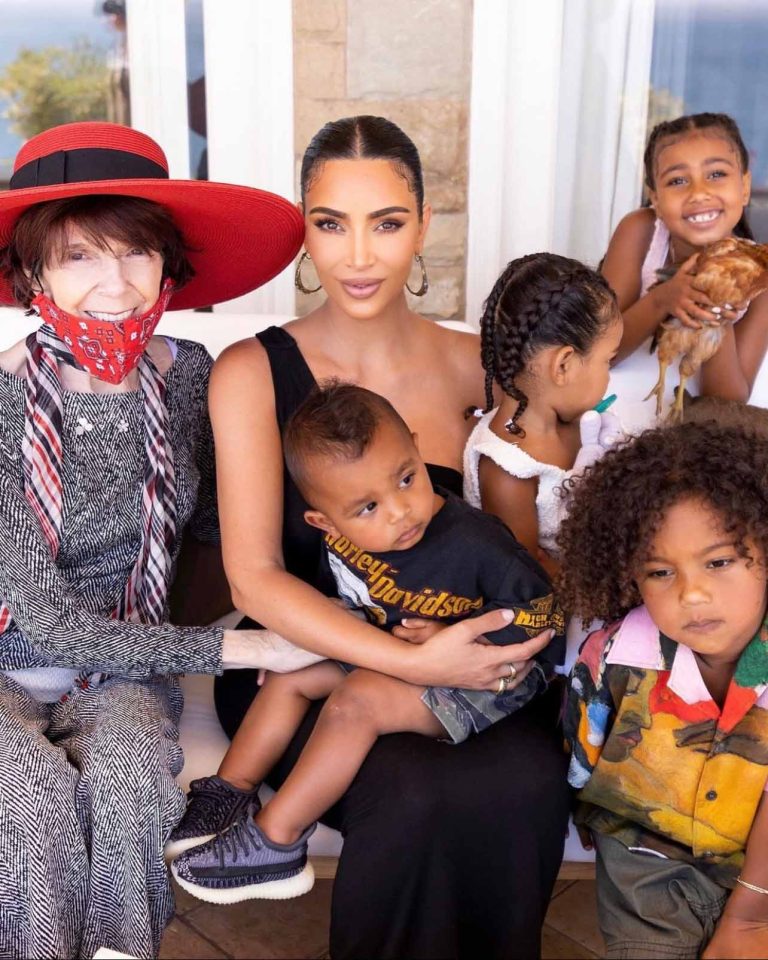 H Kim Kardashian με τη γιαγιά της και τα παιδιά της.