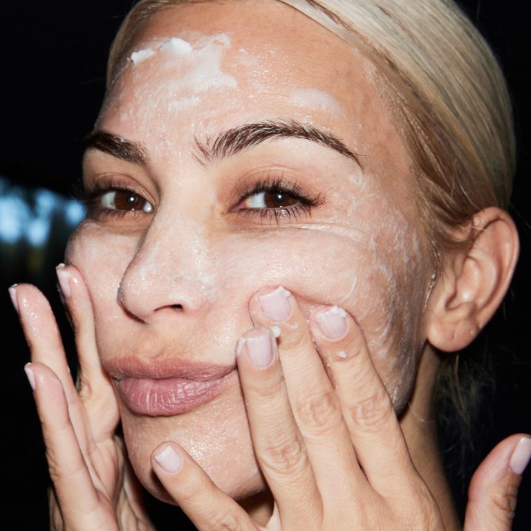 H Kim Kardashian κάνει skincare