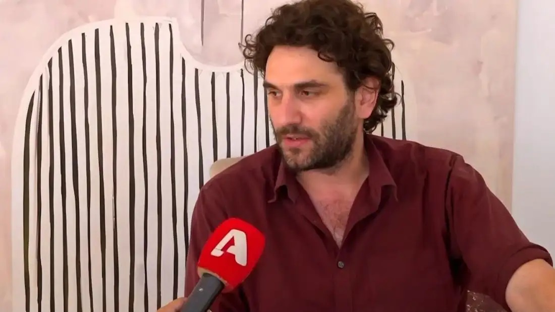 O Κωνσταντίνος Χαρδαβέλλας μίλησε μεταξύ άλλων για τον πατέρα του Κώστα Χαρδαβέλλα, μίλησε μεταξύ άλλων για τον πατέρα του και τη μητέρα του, Μαρία Παναγοπούλου.