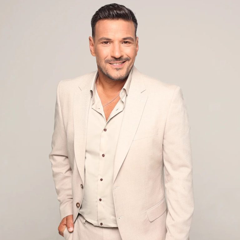 Ο κώστας Τσουρός με λευκό κοστούμι