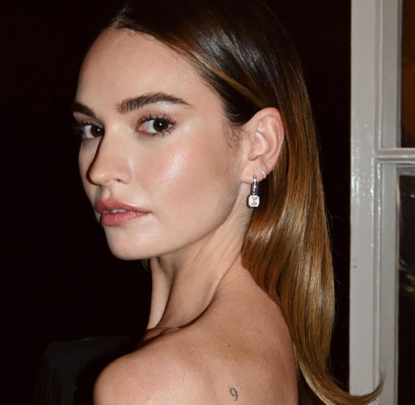 H Lily James με hazelnut καστανά μαλλιά
