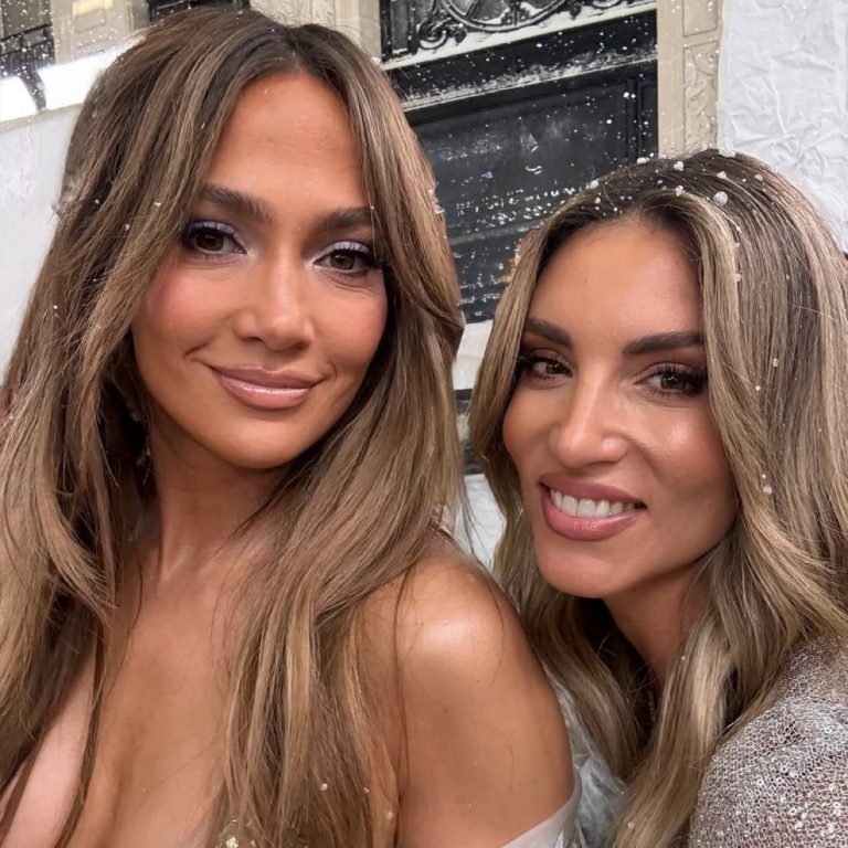 Η Αθηνά Οικονομάκου ποζάρει με τη Jennifer Lopez
