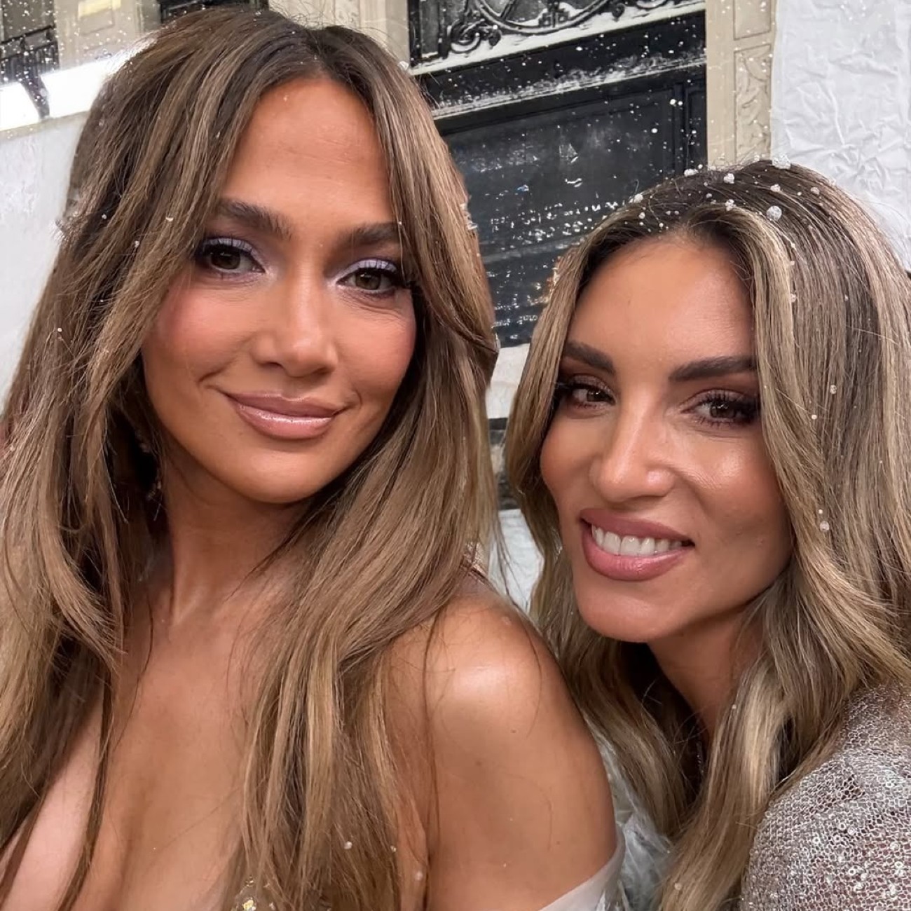 Η Αθηνά Οικονομάκου ποζάρει με τη Jennifer Lopez
