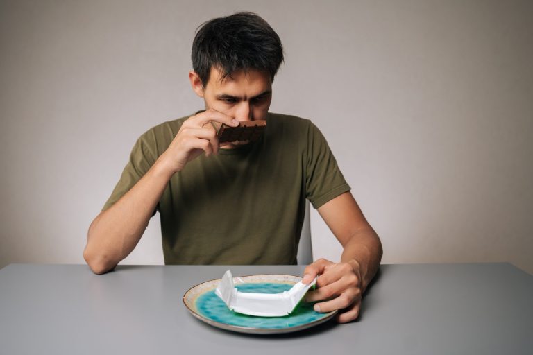 Οι ερευνητές παρατήρησαν ακόμη ότι η μυρωδιά της μαύρης σοκολάτας έκανε τους συμμετέχοντες στην έρευνα να αισθάνονται λιγότερη πείνα και μεγαλύτερο κορεσμό πριν από την προπόνηση. Στη φωτογραφία Άνδρας μυρίζει σοκολάτα.