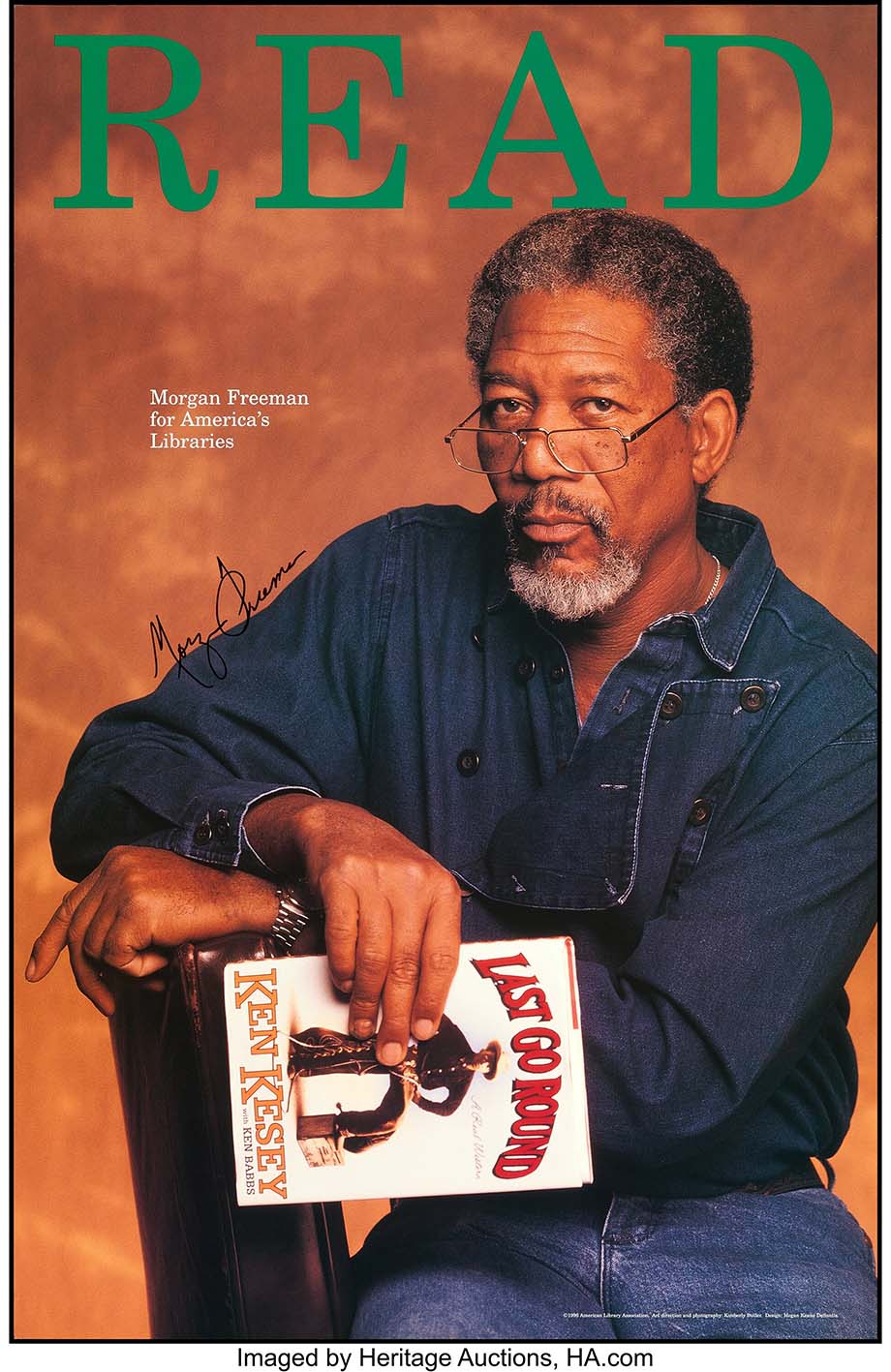Ο Morgan Freeman εμφανίζεται να κρατά το βιβλίο «Last Go Round» των Ken Kesey και Ken Babbs. 