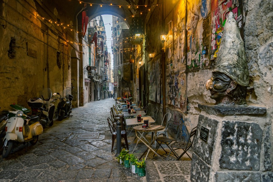 Στενό δρομάκι του ιστορικού κέντρου, η παραδοσιακή μάσκα με το πρόσωπο του Pulcinella στην παλιά πόλη της Νάπολης.