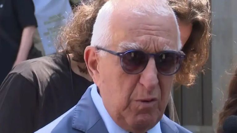 Ο Νικήτας Κακλαμάνης έκανε δηλώσεις στις τηλεοπτικές κάμερες μετά την εξόδιο ακολουθία της Μάρως Κοντού.