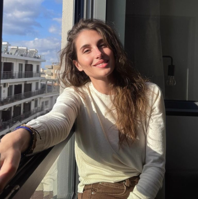 Η Παυλίνα Βουλγαράκη δίπλα στο παράθυρο