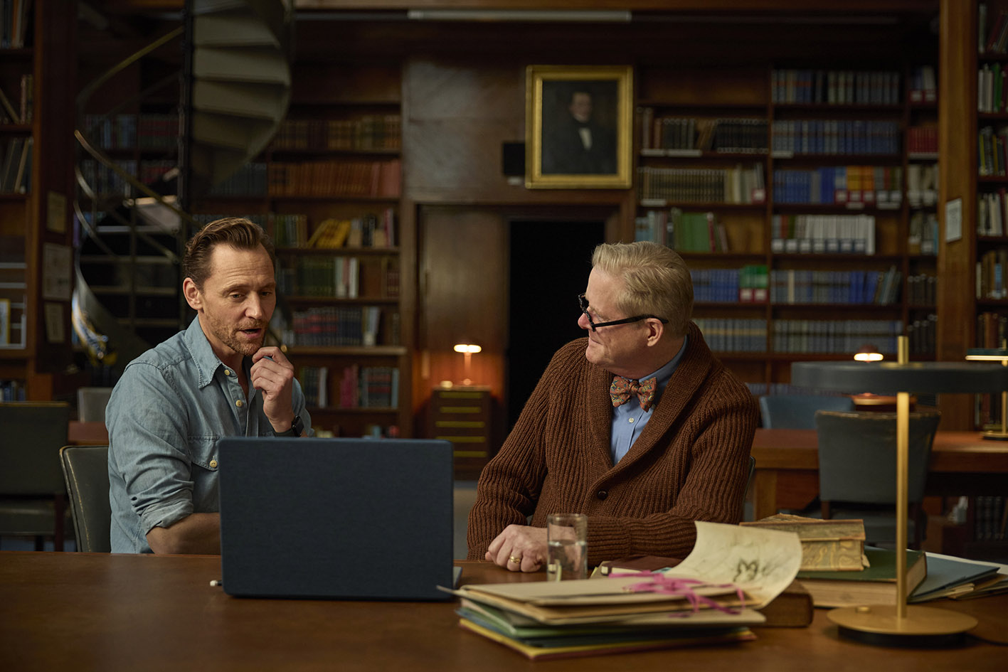 Ο Tom Hiddleston και ο καθηγητής Steven Tuck συζηττούν για τα αρχαιολογικά ευρήματα από την Πομπηία.