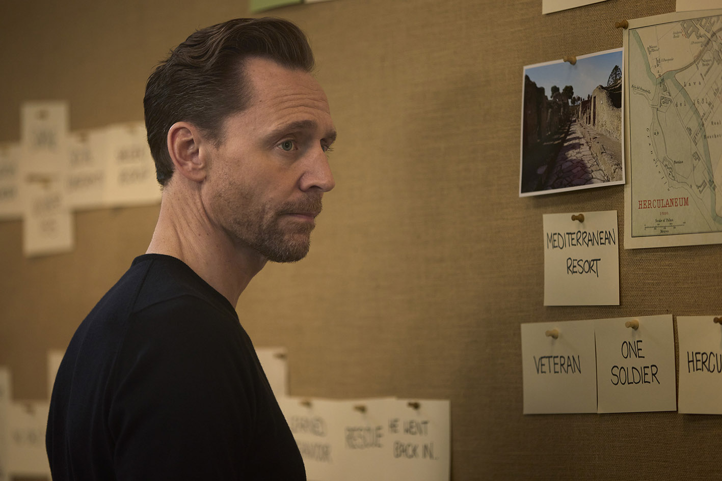 Ο Tom Hiddleston εξετάζει στοιχεία για τα γεγονότα που εκτυλίχθηκαν στην Πομπηία.