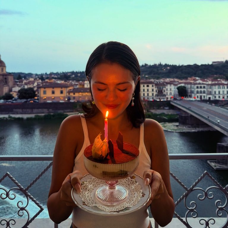 Η Selena Gomez σβήνει το κεράκι στα γενέθλιά της