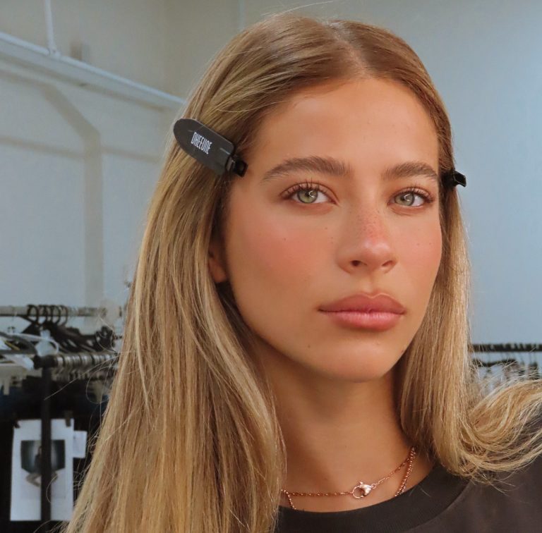 Kοπέλα με toasty glam makeup