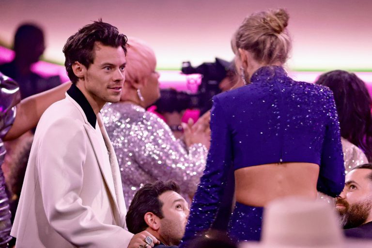 O Harry Styles και η Taylor Swift μιλάνε στα 65α GRAMMY Awardsστις 5 Φεβρουαρίου 2023 στο Los Angeles.
