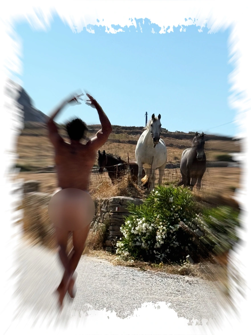 O Απόστολος Τότσικας γυμνός φωτογραφημένος από τη γυναίκα του Ρούλα Ρέβη.
