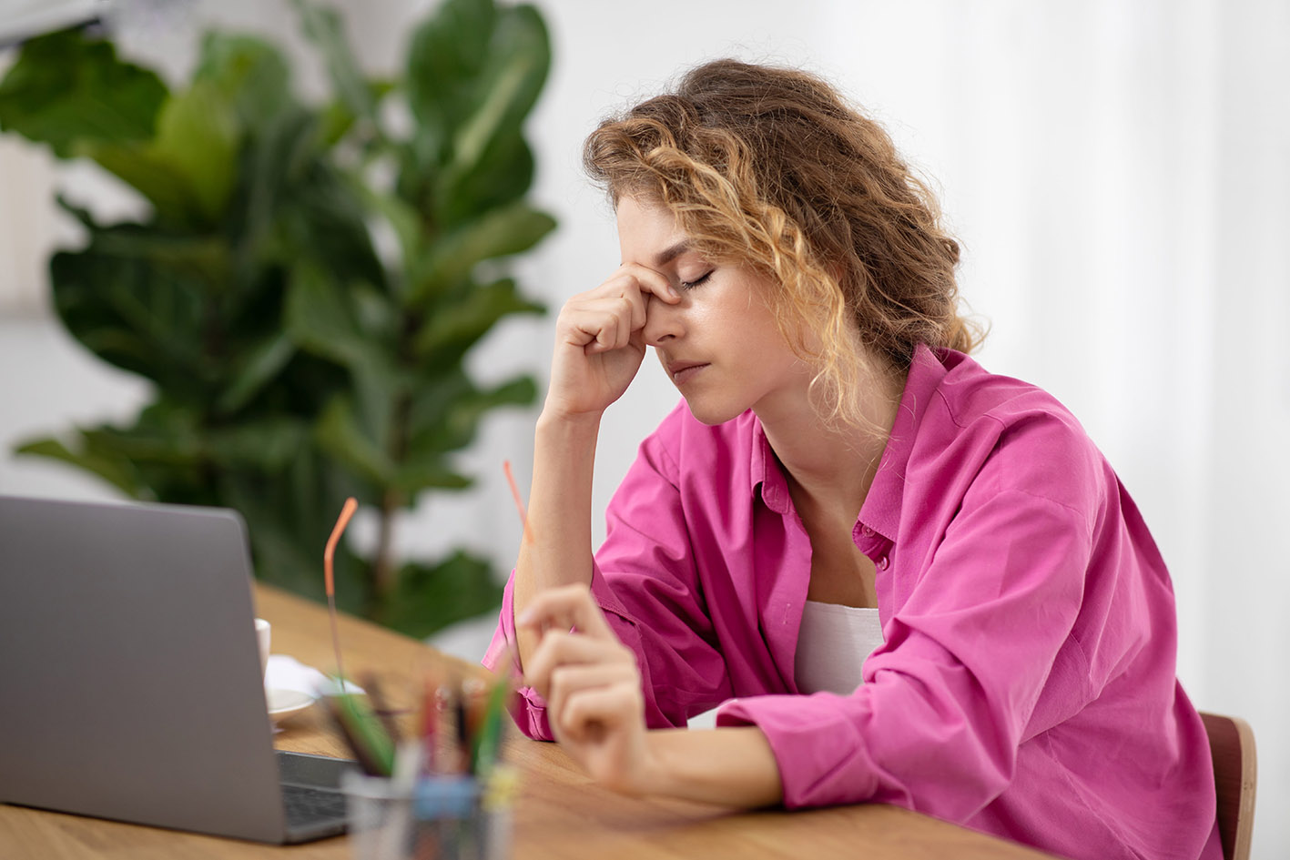 Το burnout δεν σημαίνει απλώς ότι είστε κουρασμένοι. Πρόκειται για μια κατάσταση σωματικής, ψυχικής και συναισθηματικής εξάντλησης που συνδέεται συνήθως με παρατεταμένο στρες. Στη φωτογραφία κουρασμένη νέα γυναίκα μπροστά στο λαπτοπ της.