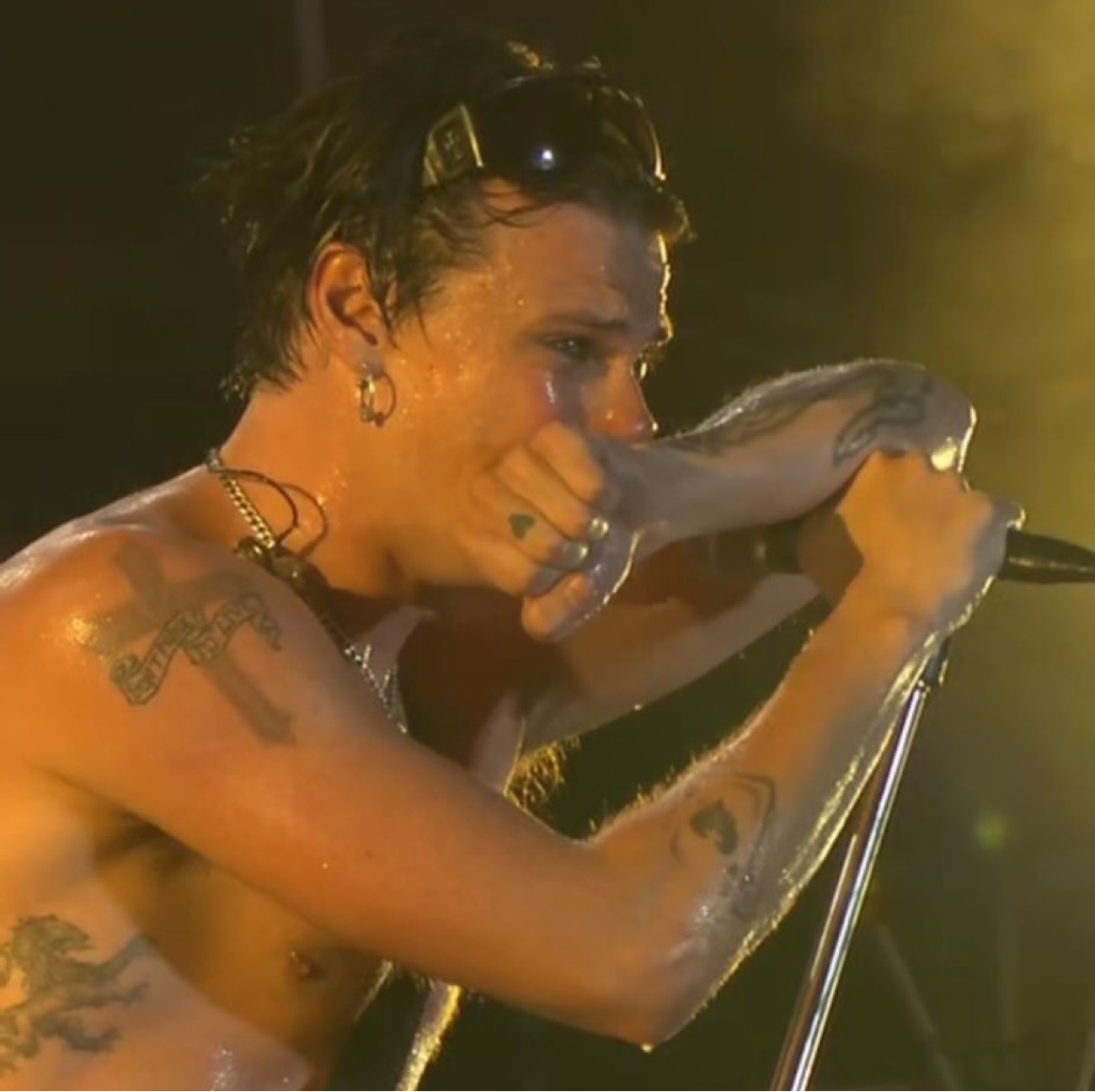 o Yungblud ξέσπασε σε λυγμούς στη σκηνή