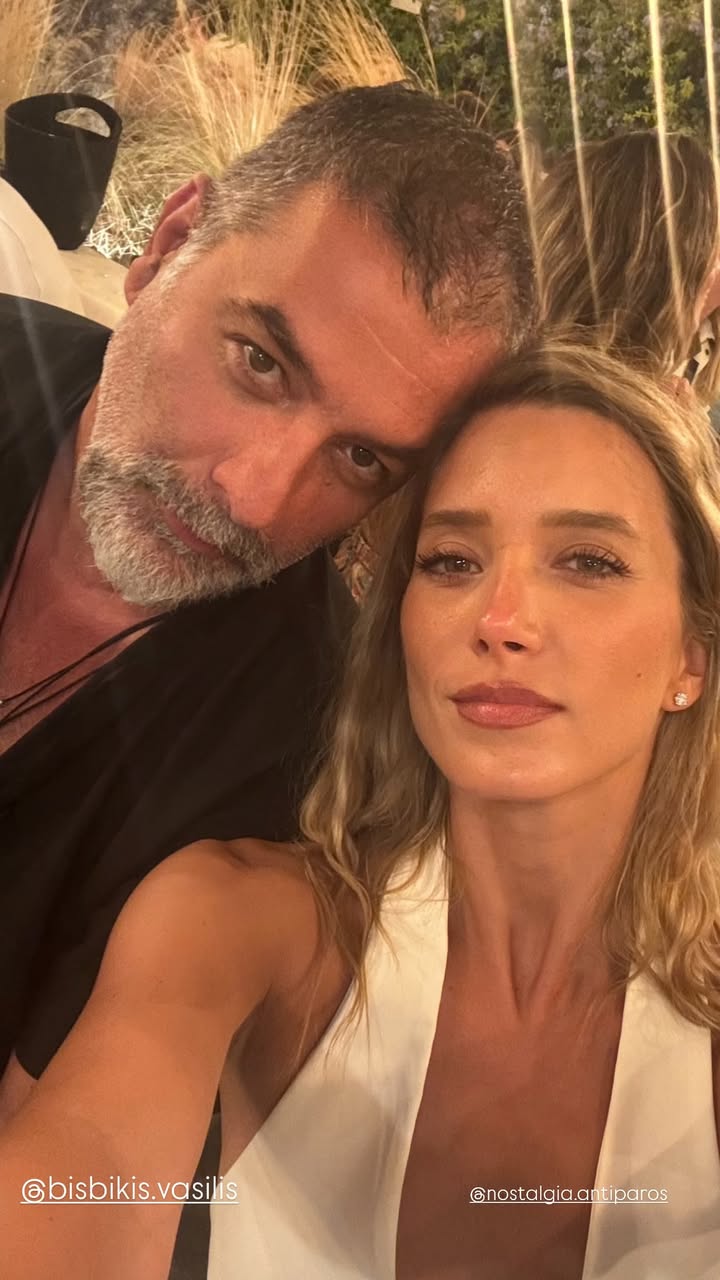 Ο Βασίλης Μπισμπίκης με τη Γιολάντα Καλογεροπούλου στην Αντίπαρο