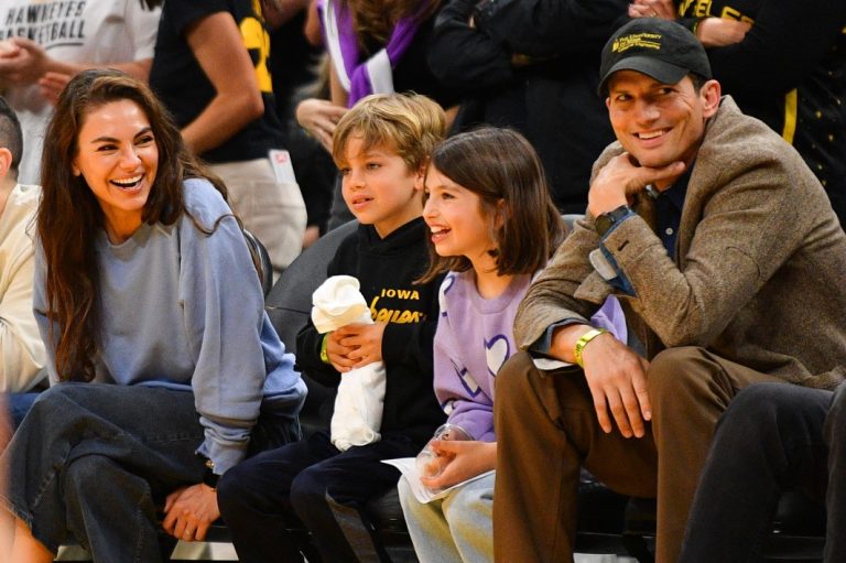 Οι ηθοποιοί Mila Kunis και Ashton Kutcher και τα παιδιά τους κοιτάζουν κατά τη διάρκεια του αγώνα μπάσκετ WNBA μεταξύ των Indiana Fever και Los Angeles Sparks στις 24 Μαΐου 2024, στο Crypto.com Arena στο Λος Άντζελες, Καλιφόρνια.