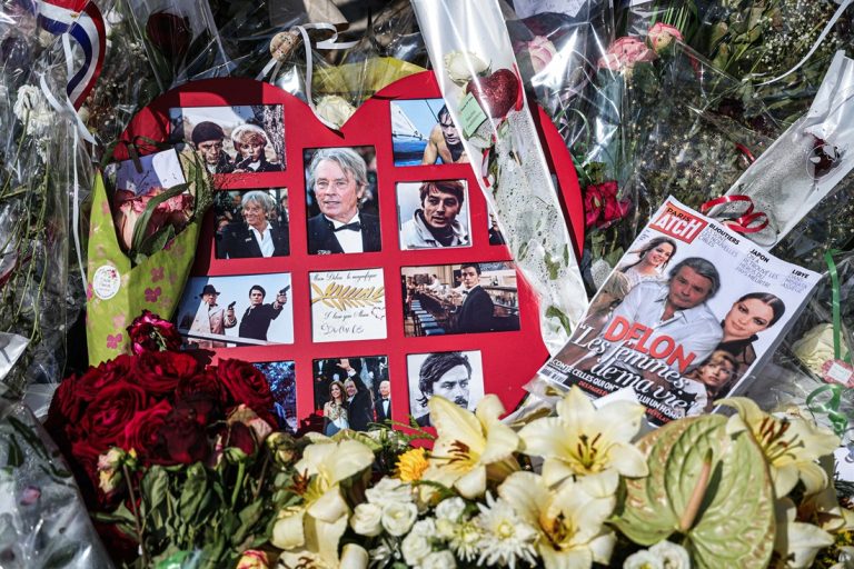 Λουλούδια και αφιερώματα στις πύλες του κτήματος του Alain Delon στο Douchy, μετά τον θάνατό του, 24 Aυγούστου 2024