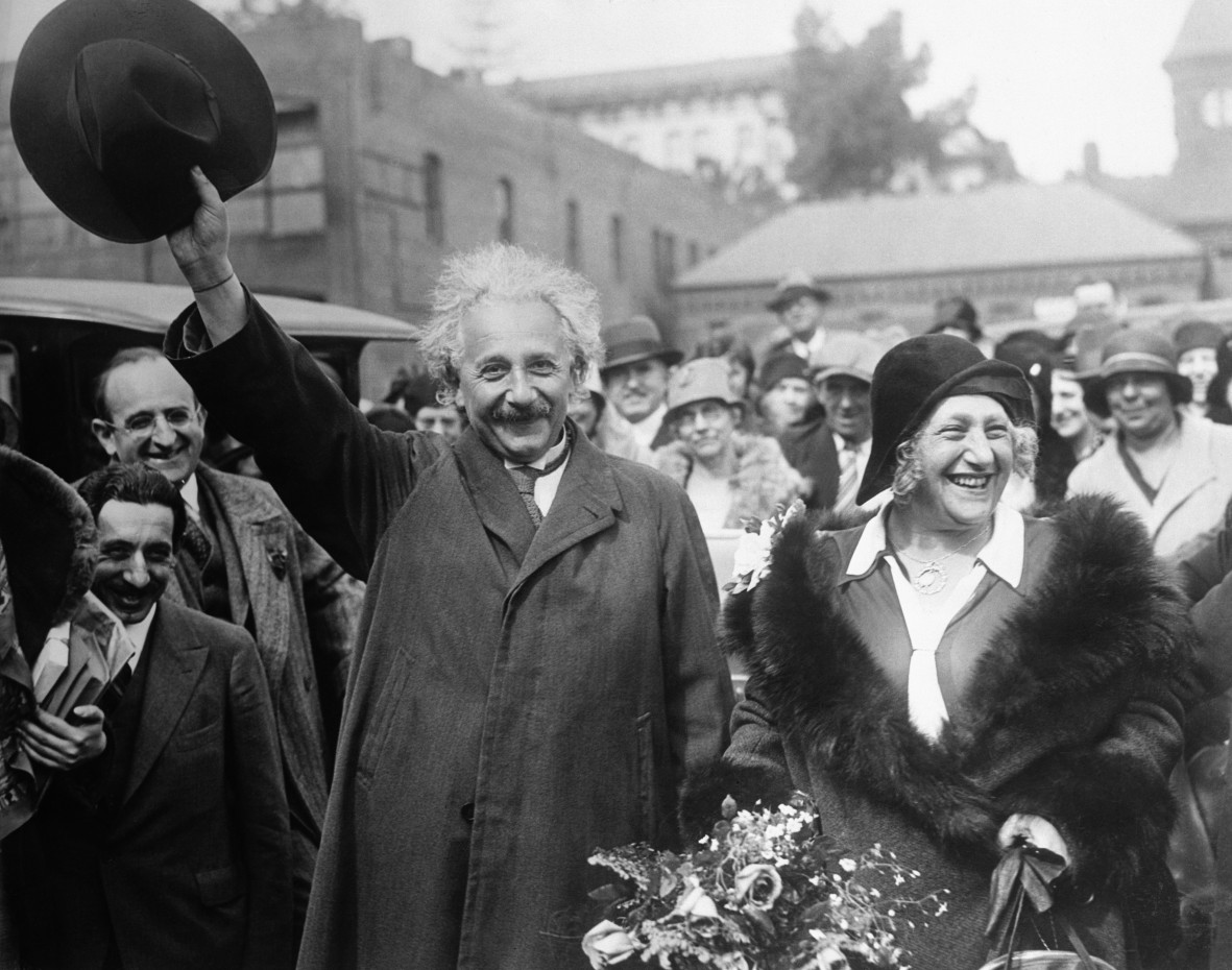 O Albert Einstein με τη σύζυγό του και την παρέα του, λίγο πριν ταξιδέψει για τη Νέα Υόρκη με ιδιωτικό αυτοκίνητ. Στη φωτογραφία αποχαιρετούν το πλήθος στον σιδηροδρομικό σταθμό της Πασαντίνα στη Νότια Καλιφόρνια