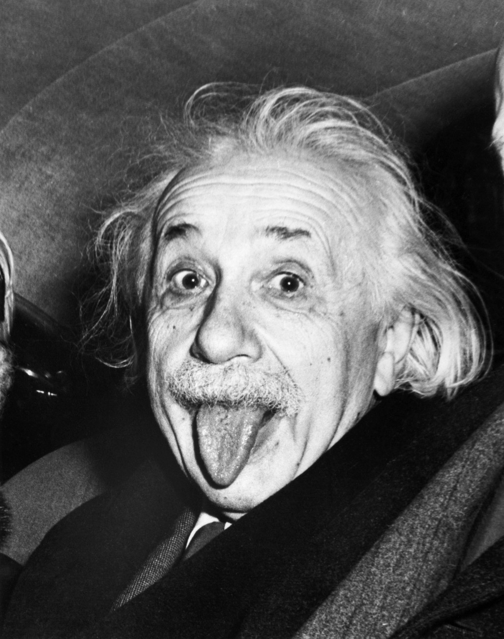 Ο Albert Einstein βγάζει τη γλώσσα του όταν του ζητήθηκε από φωτογράφους να χαμογελάσει με την ευκαιρία των 72ων γενεθλίων του, στις 14 Μαρτίου 1951.