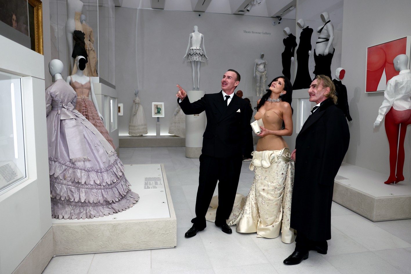 Ο Alexis Roche, η Kylie Jenner και ο John Galliano παρευρίσκονται στο Met Gala 2026 για τον εορτασμό της Costume Art στο Μητροπολιτικό Μουσείο Τέχνης στις 4 Μαΐου 2026 στη Νέα Υόρκη.