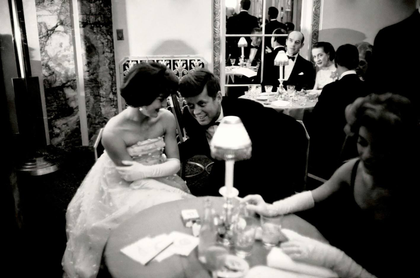 Alfred Eisenstaedt, Ο John Kennedy και η Jacqueline Kennedy στο ξενοδοχείο Waldorf-Astoria
Νέα Υόρκη, 4 Απριλίου 1961. 