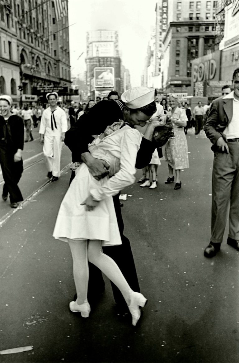 Alfred Eisenstaedt, Νίκη επί της Ιαπωνίας. Ένας ναύτης φιλάει μια νοσοκόμα κατά τη διάρκεια των εορτασμών για τη Νίκη επί της Ιαπωνίας στην Times Square. Νέα Υόρκη, 14 Αυγούστου 1945.