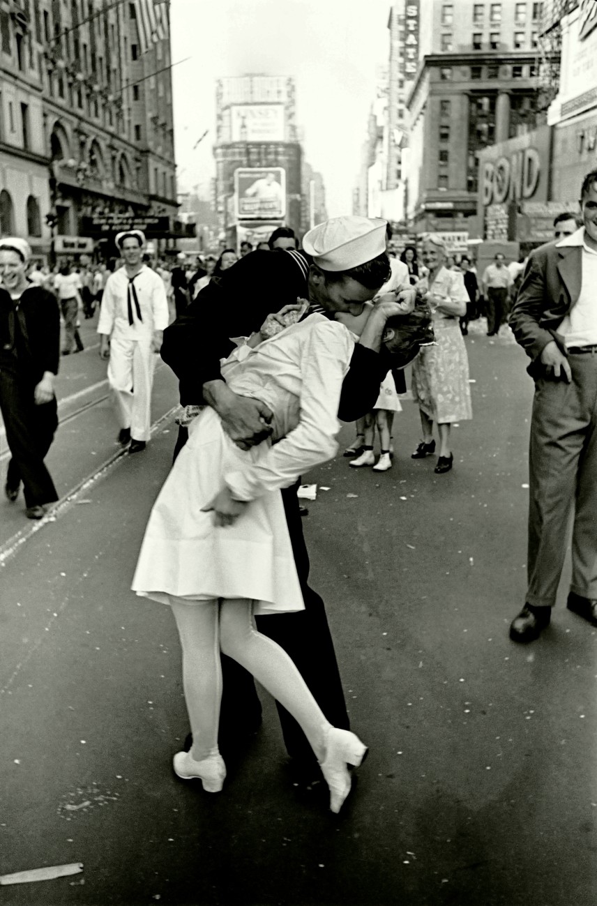 Alfred Eisenstaedt, Νίκη επί της Ιαπωνίας. Ένας ναύτης φιλάει μια νοσοκόμα κατά τη διάρκεια των εορτασμών για τη Νίκη επί της Ιαπωνίας στην Times Square. Νέα Υόρκη, 14 Αυγούστου 1945.