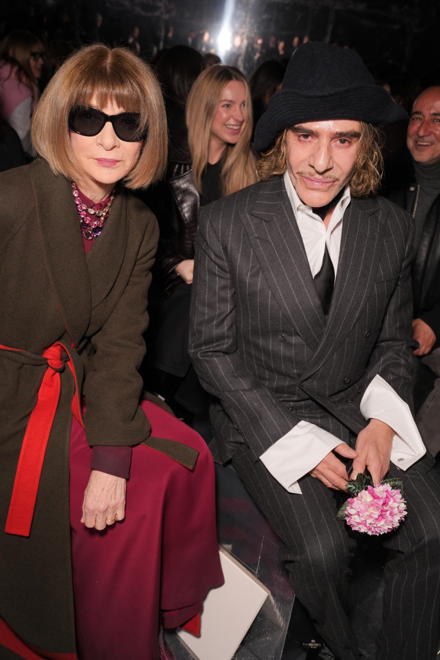 Η Anna Wintour και ο John Galliano στην επίδειξη μόδας του Dior ως μέρος της Haute Couture Άνοιξη/Καλοκαίρι 2026 που πραγματοποιήθηκε στο Musée Rodin στις 26 Ιανουαρίου 2025 στο Παρίσι.
