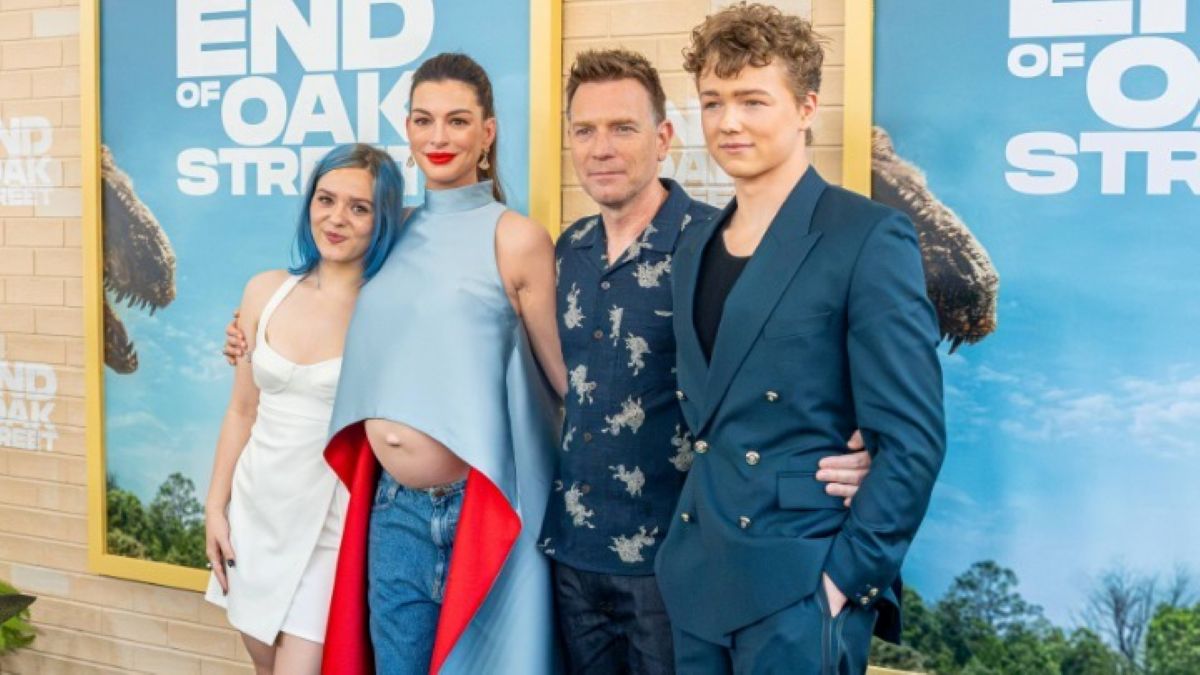 Οι ηθοποιοί Maisy Stella, Anne Hathaway, Ewan McGregor and Christian Convery στην παγκόσμια πρεμιέρα της ταινίας της Warner Bros. Pictures' "The End of Oak Street" στο Steven J. Ross Theater στις 9 Αυγούστου, στο Burbank της Καλιφόρνια.