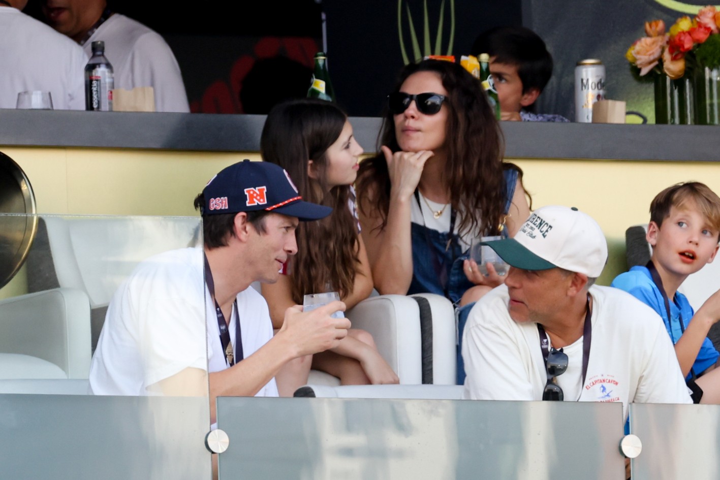 Oι Ashton Kutcher and Mila Kunis στο Fanatics Flag Football Classic που πραγματοποιήθηκε στο BMO Stadium στις 21 Μαρτίου 2026 στο Λος Άντζελες της Καλιφόρνια.