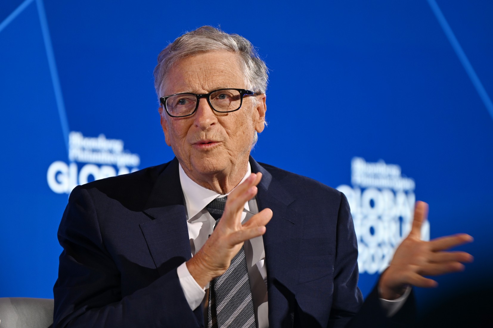 O Bill Gates μιλάει στη σκηνή στο Bloomberg Philanthropies Global Forum 2025 στο The Plaza Hotel στις 24 Σεπτεμβρίου 2025 στη Νέα Υόρκη.