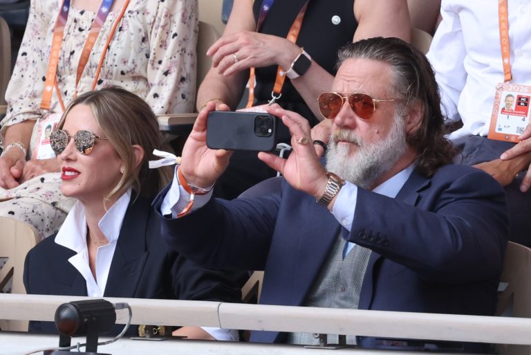 Η Britney Theriot και ο Russell Crowe παρευρίσκονται στην πρώτη ημέρα του Γαλλικού Όπεν 2026 στις 24 Μαΐου 2026 στο Παρίσι της Γαλλίας.