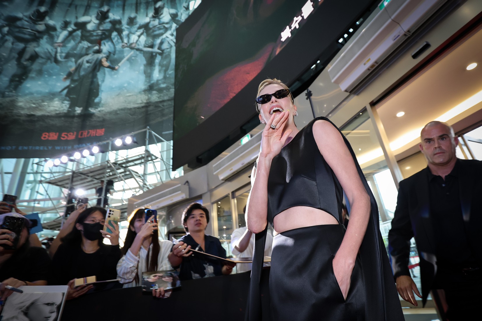 H Charlize Theron στο κόκκινο χαλί για να παραστεί στην πρεμιέρα της ταινίας THE ODYSSEY της Universal Pictures στη Σεούλ, στην πλατεία Yeongdeungpo Time Square, στις 4 Αυγούστου 2026.