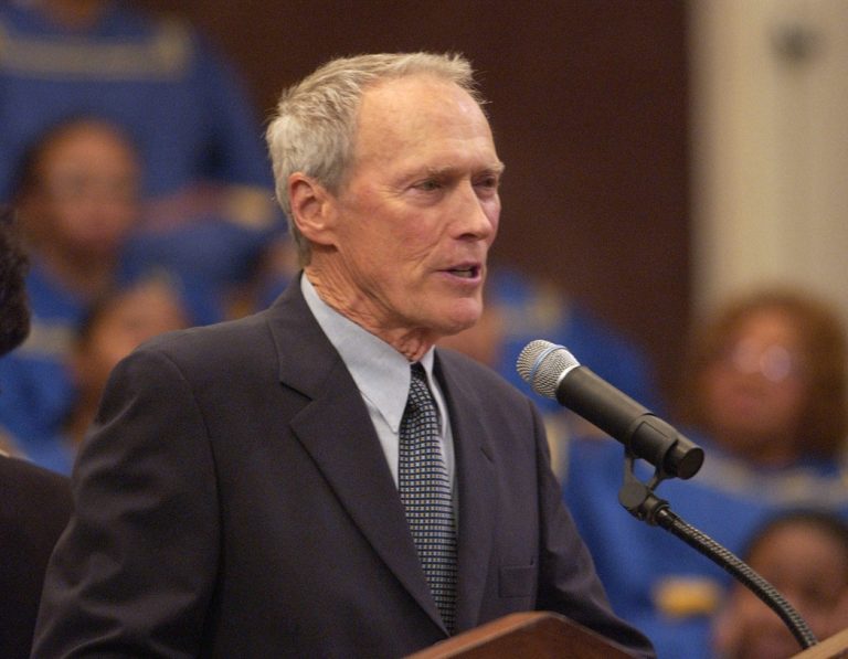 O Clint Eastwood απευθύνει ομιλία στην κηδεία του Ray Charles στη First AME Church του Λος Άντζελες, 18 Ιουνίου 2004