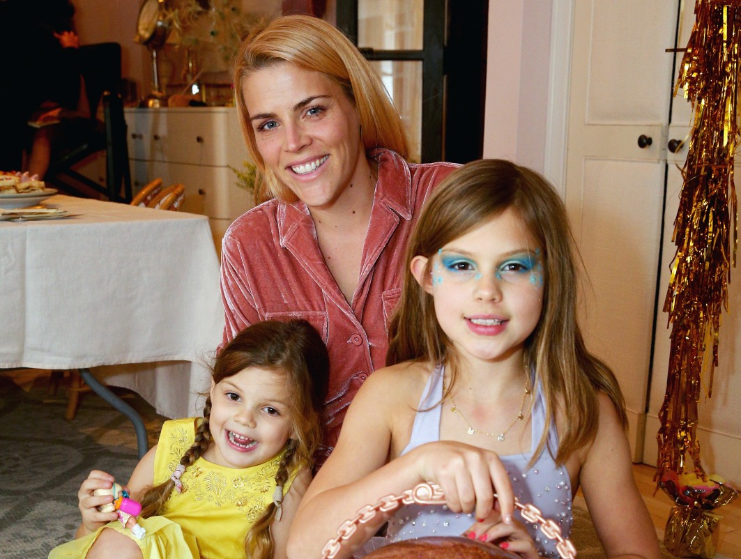 Η Cricket Pearl Silverstein, η Busy Philipps, και η άλλη κόρη της Birdie Leigh Silverstein σε εκδήλωση στις 14 Εκεμβρίου 2017 στο Λος Άντζελες της Καλιφόρνια.