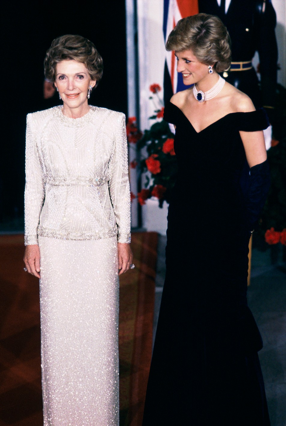 H Diana, πριγκίπισσα της Ουαλίας, με τη Nancy Reagan στον Λευκό Οίκο, φορώντας ένα φόρεμα σχεδιασμένο από τον σχεδιαστή μόδας Victor Edelstein (Βίκτορ Έντελσταϊν).