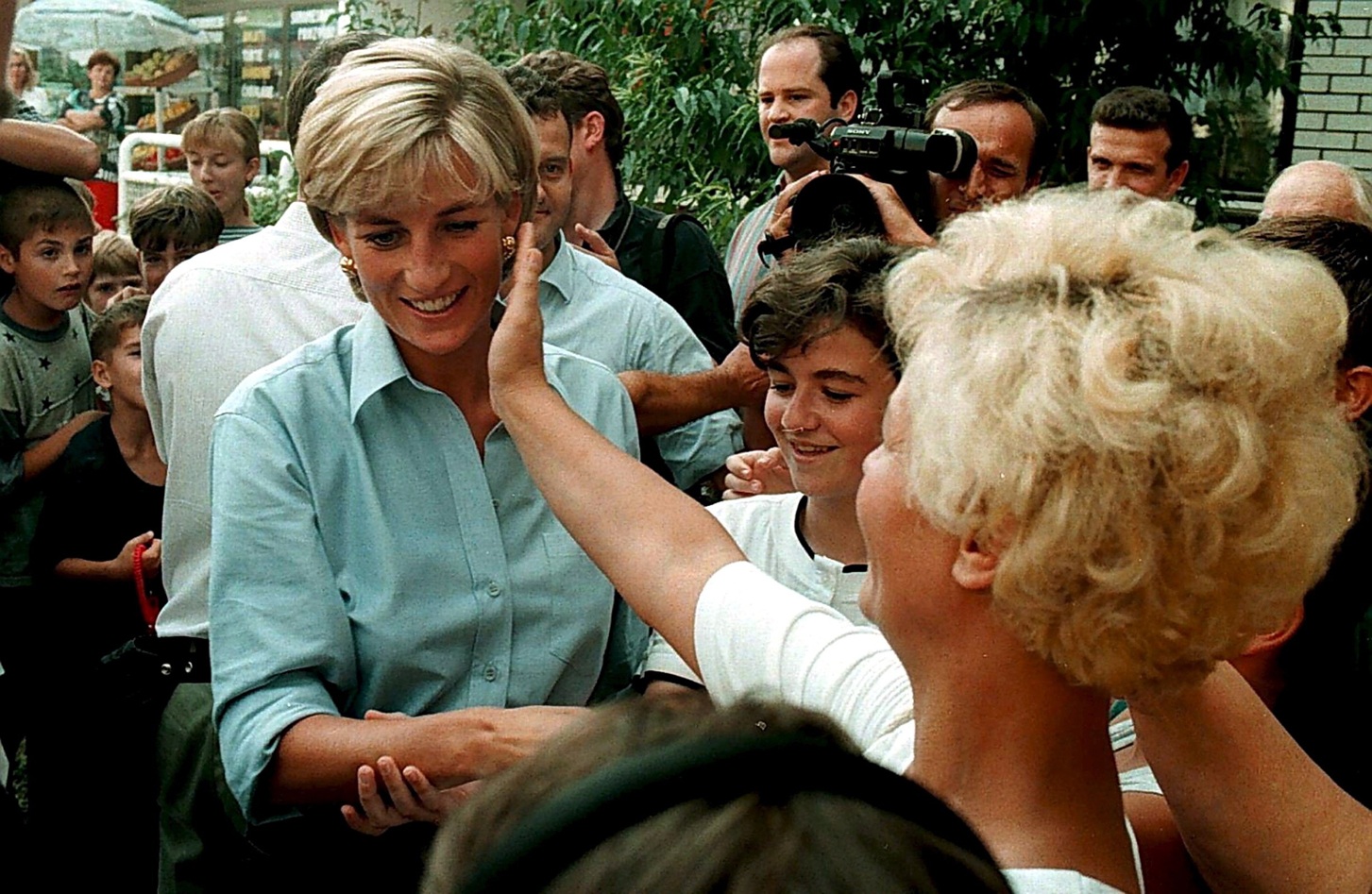 H πριγκίπισσα Diana στην Τούζλα στη  Βοσνία και Ερζεγοβίνη, 8 Αυγούστου 1997