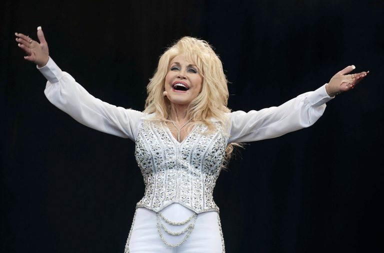 H Dolly Parton στη σκηνή Pyramid του Φεστιβάλ Glastonbury στο Worthy Farm, στο Σόμερσετ, 29 Ιουνίου 2014
