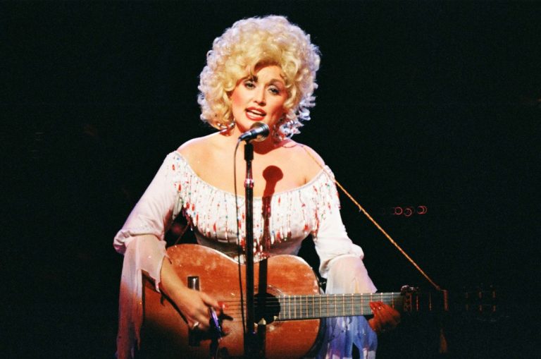 H Dolly Parton στη σκηνή στο The Dominion Theatre στις 29 Μαρτίου 1983 στο Λονδίνο, Ηνωμένο Βασίλειο.