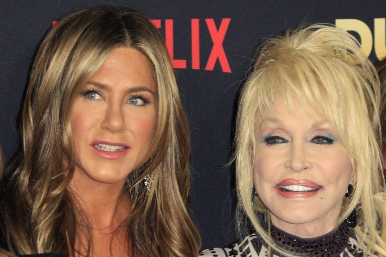 Η Jennifer Aniston και η Dolly Parton στο TCL Chinese 6 Theaters του Χόλιγουντ, 6 Δεκεμεβρίου 2018