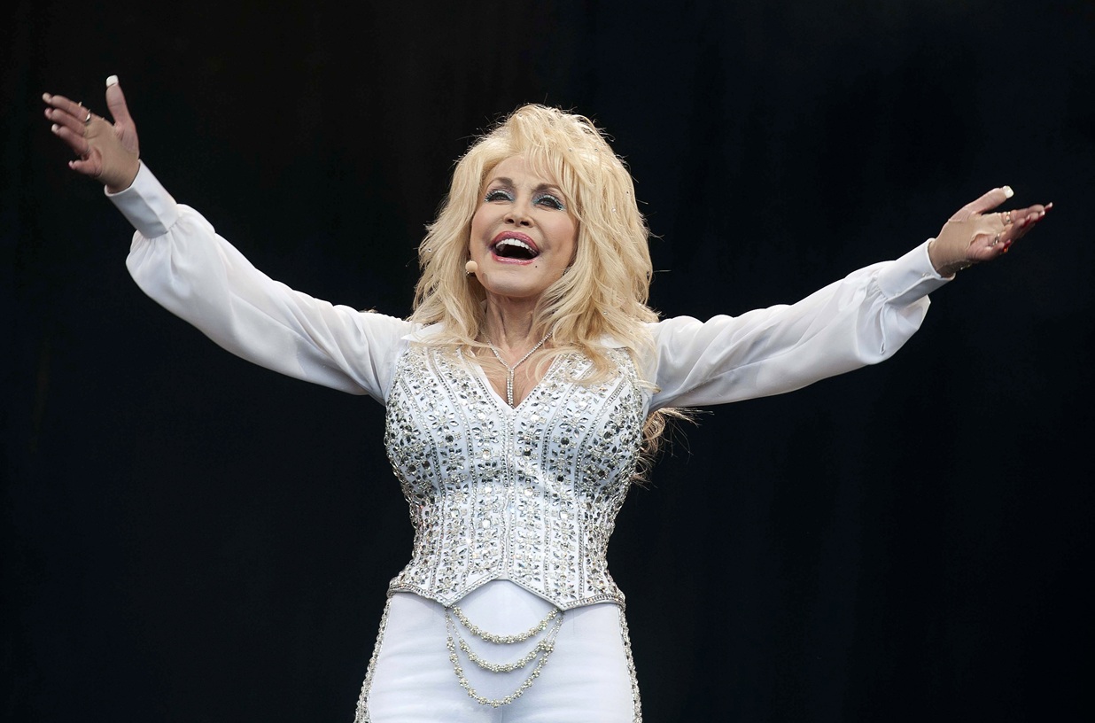 H Dolly Parton στη σκηνή Pyramid του Φεστιβάλ Glastonbury στο Worthy Farm, στο Σόμερσετ, 29 Ιουνίου 2014
