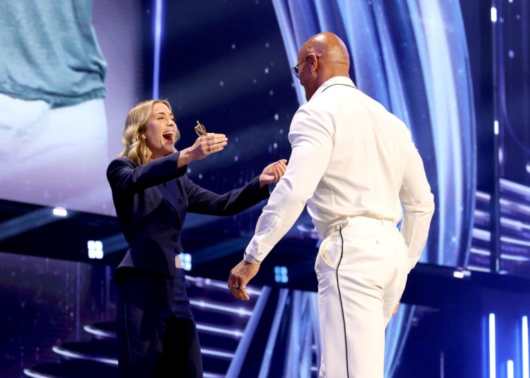 Η Emily Blunt και ο αποδέκτης του βραβείου Disney Legends Dwayne Johnson στη σκηνή στο Disney Entertainment Showcase στο D23: Legends στις 16 Αυγούστου 2026 στο Anaheim της Καλιφόρνια.