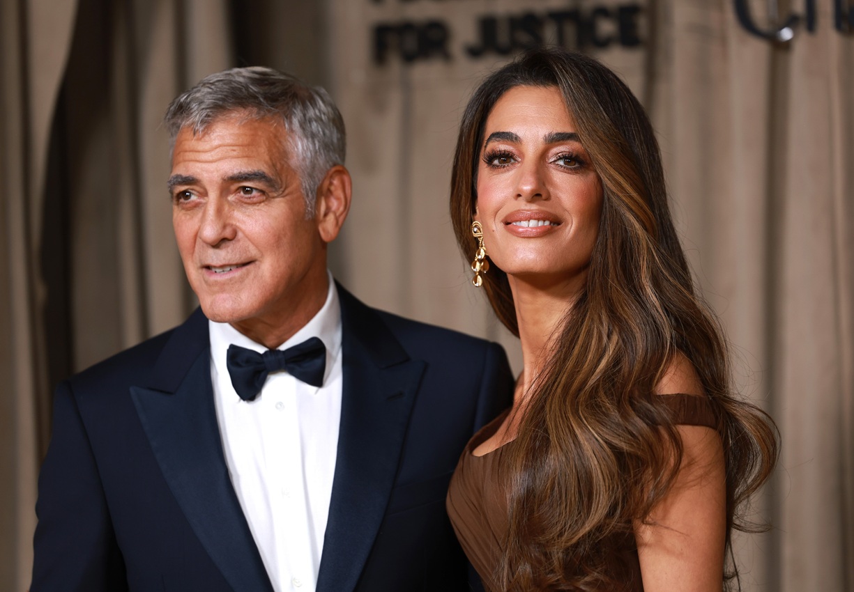 O George Clooney και η σύζυγός του, Amal Clooney, στο κόκκινο χαλί των Albies Awards στο Μουσείο Φυσικής Ιστορίας στο Λονδίνο, 3 Οκτωβρίου 2025