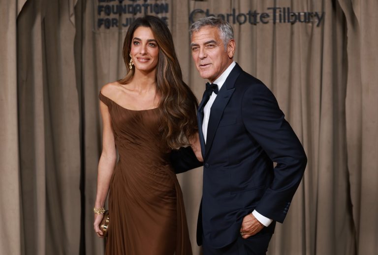 O George Clooney και η Amal Clooney στο κόκκινο χαλί για τα Albies Awards που διοργανώθηκαν στο Μουσείο Φυσικής Ιστορίας στο Λονδίνο, 3 Οκτωβρίου 2025
